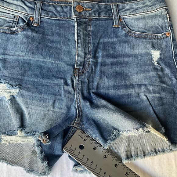 Vanilla Star Women’s Frayed Denim Mid Rise Shortie size 11, Blue - Picture 6 of 10